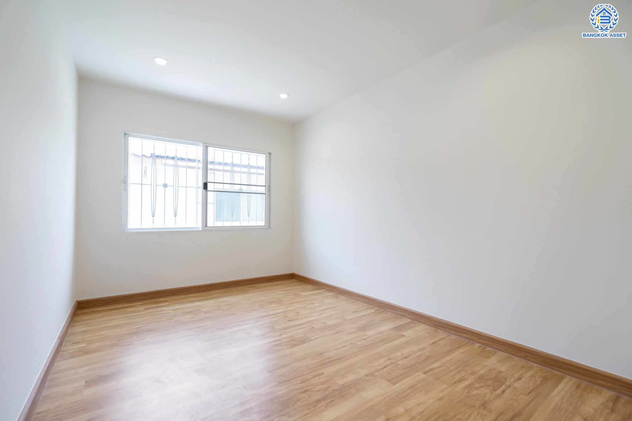 บ้านมือสองตกแต่งใหม่ ม.สิรสา แจ้งวัฒนะ ทาวน์โฮม 3 ชั้น เนื้อที่ 17.2 ตร.ว. ฟังก์ชันพร้อม 3 ห้องนอน 3 ห้องน้ำ 1 ที่จอดรถ รองรับทุกการอยู่อาศัย บนทำเลโซนเมือง! ใกล้สนามบินดอนเมือง เซ็นทรัลแจ้งวัฒนะ เดินทางสุดสะดวก เชื่อมต่อหลายเส้นทาง ถ.กำแพงเพชร6, ถ.วิภาวดีรังสิต, ถ.แจ้งวัฒนะ ใกล้รถไฟฟ้าสายสีแดง "สถานีหลักสี่"